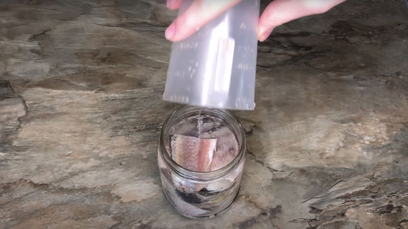 як замаринувати оселедець та скільки потрібно солі 