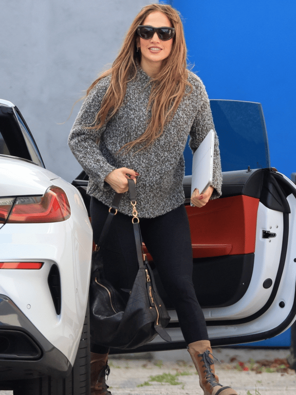 Джей Ло показала трендовий светр