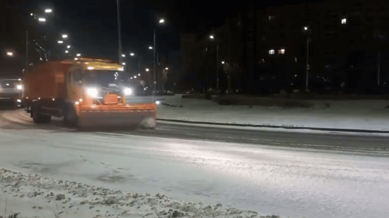 Київ засипало снігом — столицю розчищають сотні одиниць техніки