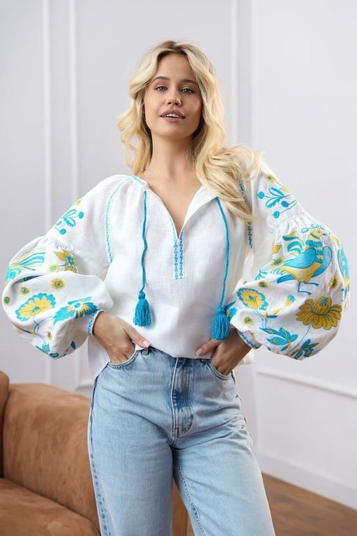 Белая вышиванка с сине-желтым орнаментом