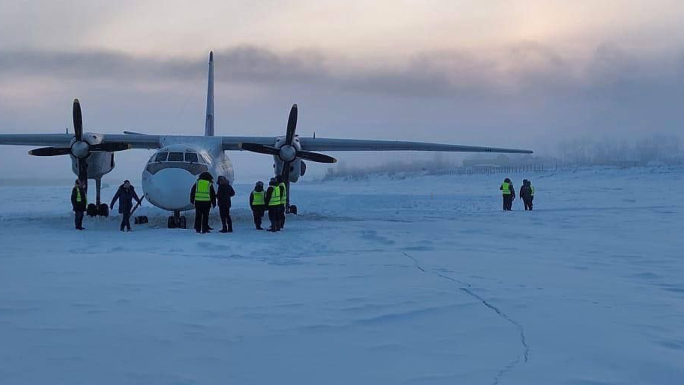 В России пассажирский самолет сел прямо на замерзшую реку