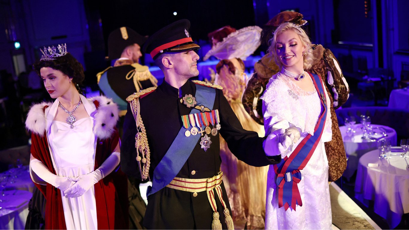 Лондонское кабаре провело костюмированную репетицию коронации Чарльза III и Камиллы: фотоотчет