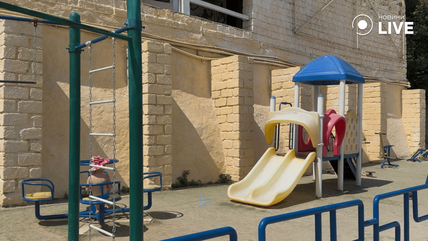 Дитячий майданчик 