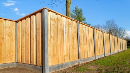 Без сварок з сусідами — яка висота паркану дозволена у 2025 році - 285x160