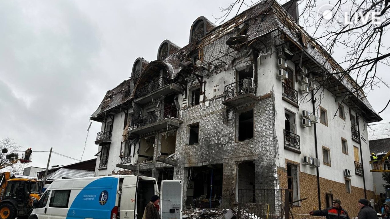 Разрушенная крыша и выбитые окна — кадры последствий вражеских обстрелов Харькова
