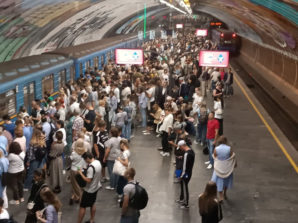Вражеские дроны атаковали Киев: люди укрываются в метро - фото 3