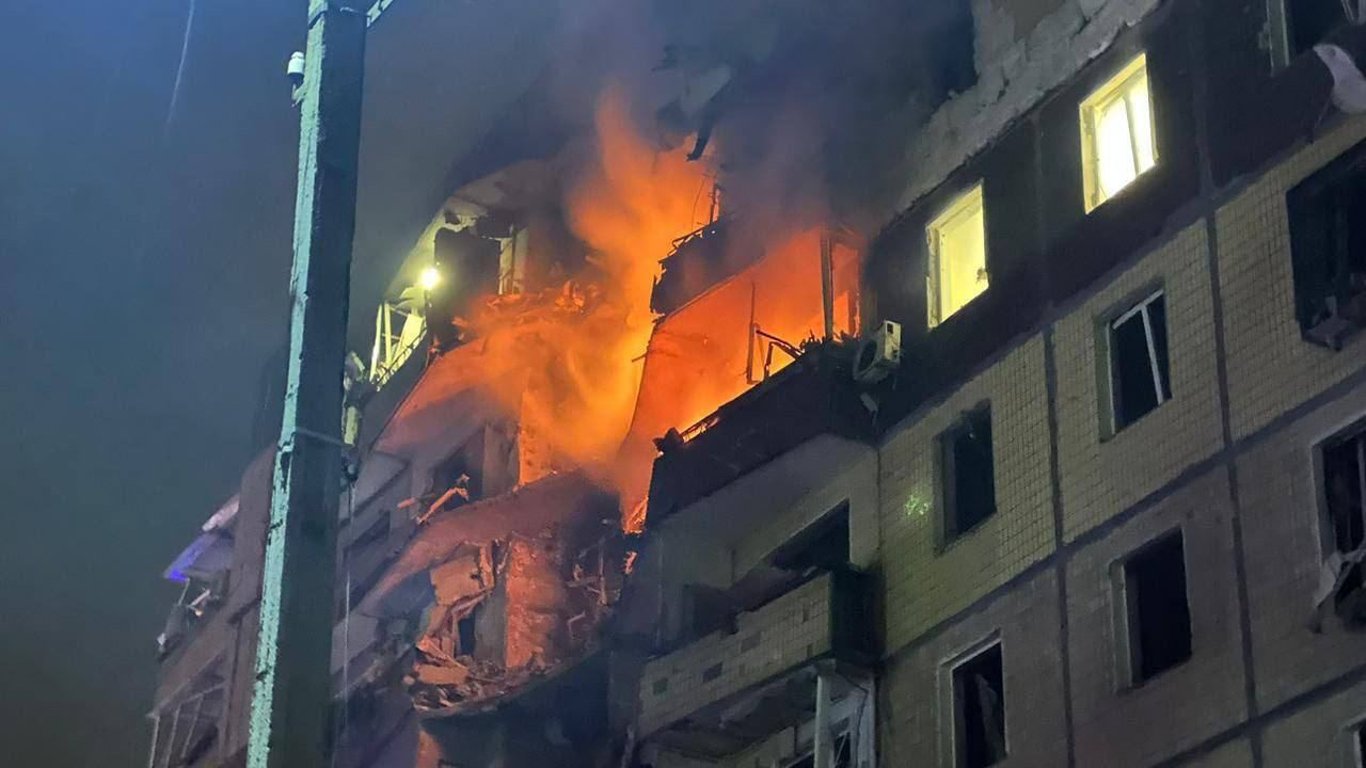Ракетна атака по Кривому Рогу — палають два будинки, кількість жертв зросла