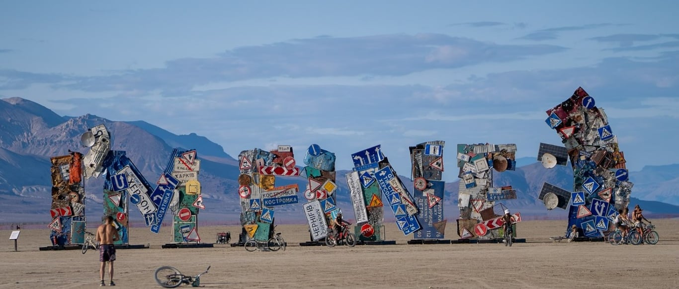 На фестивалі Burning Man презентували інсталяцію, створену із артефактів війни в Україні - фото 1