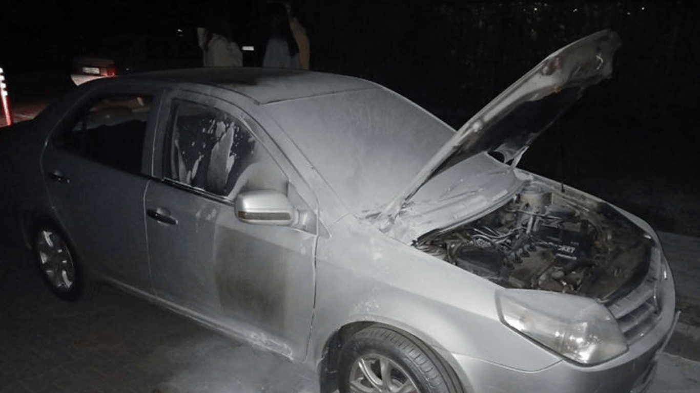 В Киеве мужчина поджег машину учителя своего сына