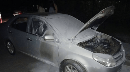 У Києві чоловік підпалив автівку вчительки свого сина — деталі від поліції - 285x160
