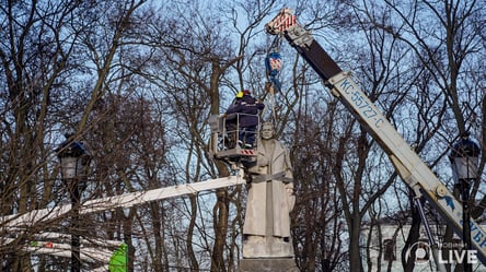 В Киеве демонтировали памятник Ватутину: как это было - 285x160