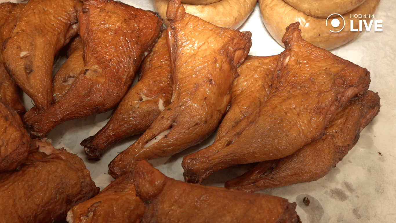 Копчені курчата на прилавку базару 