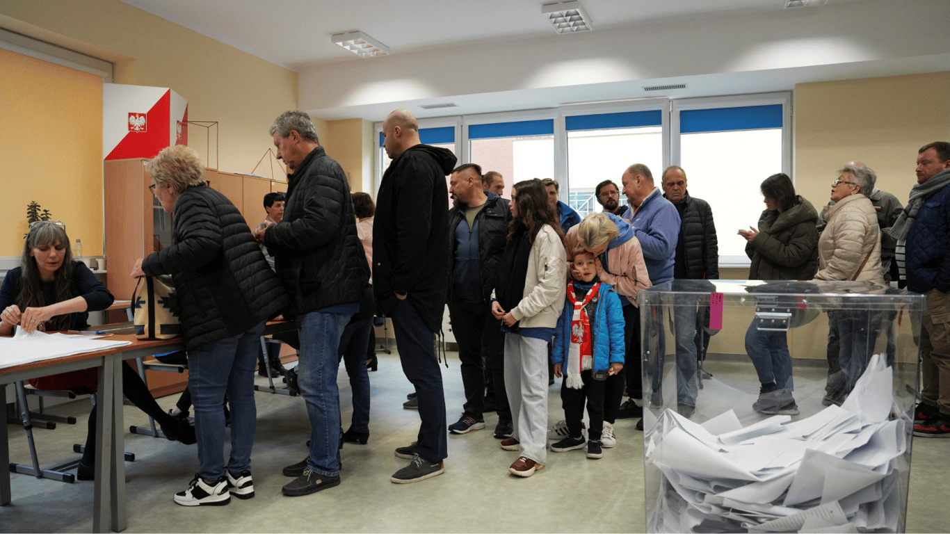 Люди йдуть як на свято: як проходять вибори в Польщі