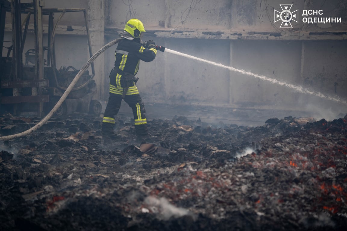 Рятувальник зі шлангу помиває вогонь