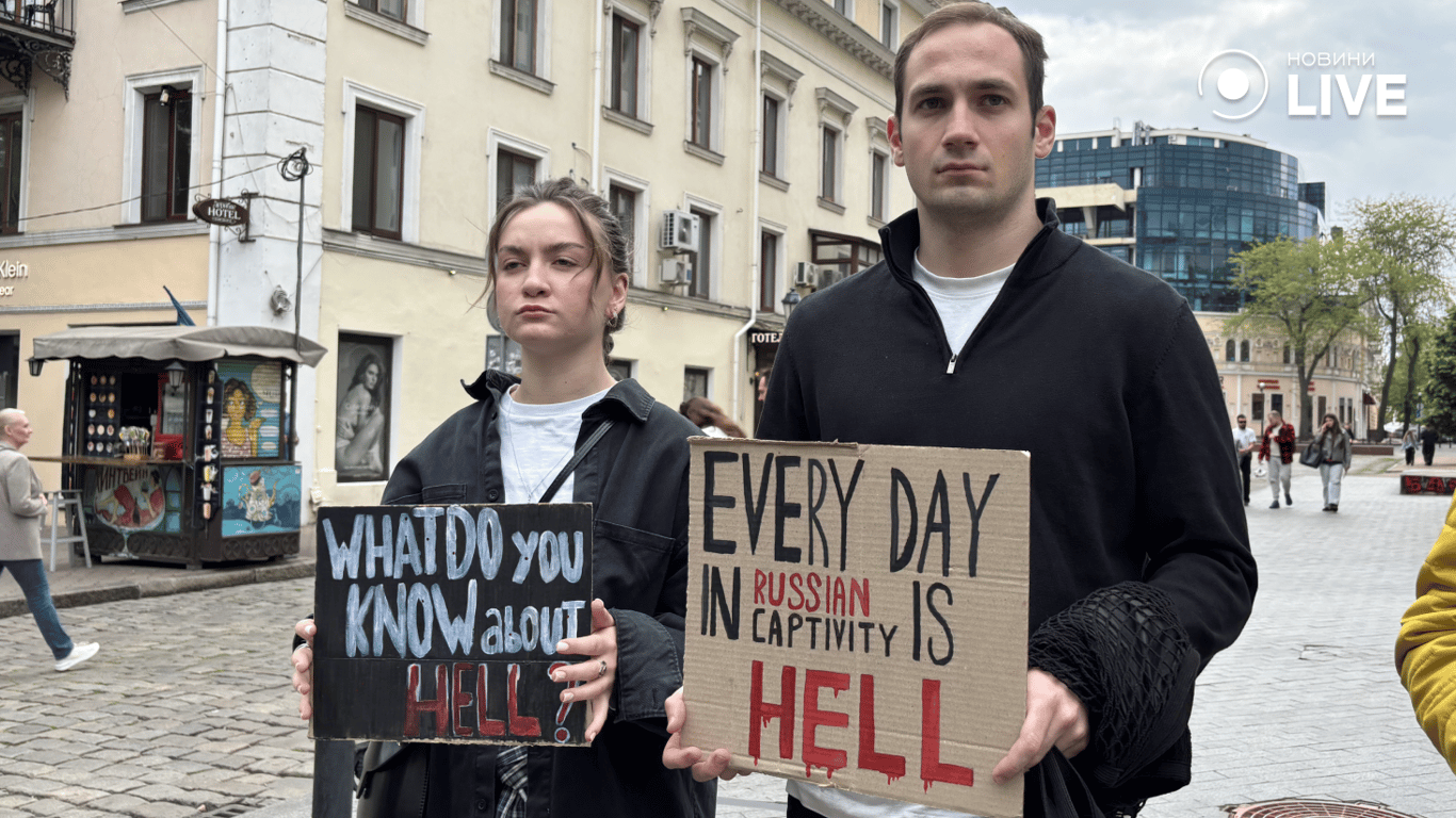 Молоді люди під час мітигу в Одесі