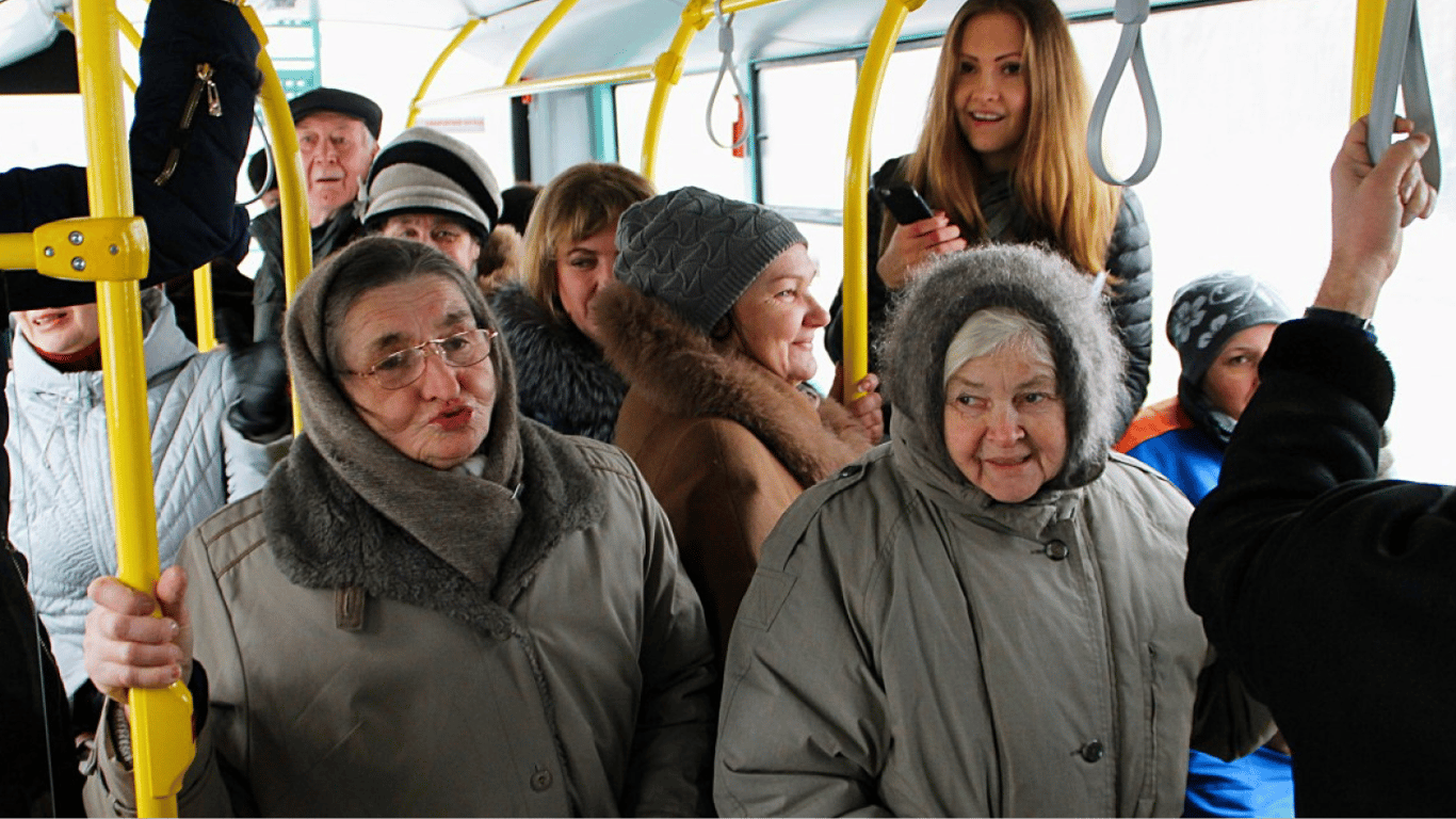 Пільги для українців 60+ — які види транспорту будуть безплатними в квітні