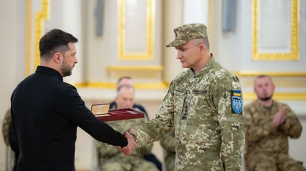 Зеленський відзначив Героїв та передав нагороди родинам загиблих - 290x160