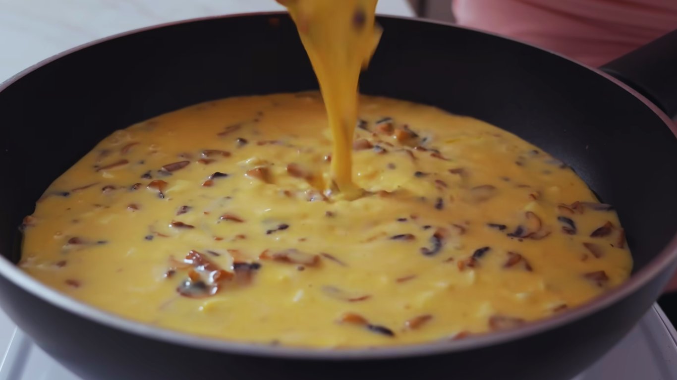 смачнй сніданок з яйцями та грибами