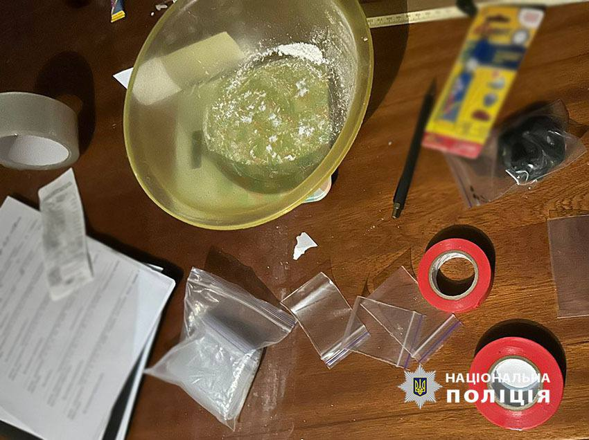 У Києві затримали наркоділків, які маскували товар в смаколиках - фото 3