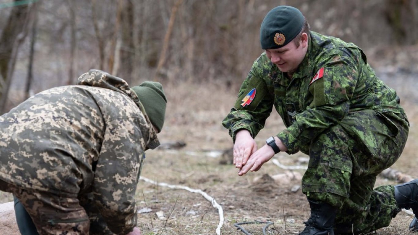 Канадские саперы обучают разминированию военных ВСУ в Польше