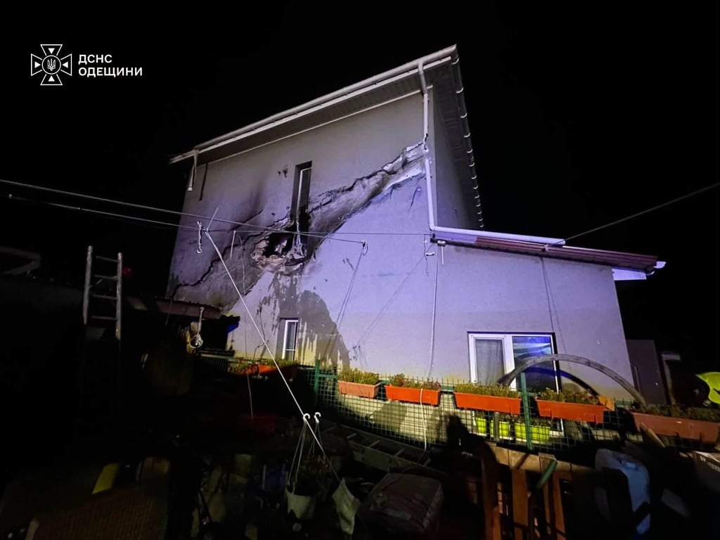 Пошкоджений приватний будинок після нічної атаки на Одещину