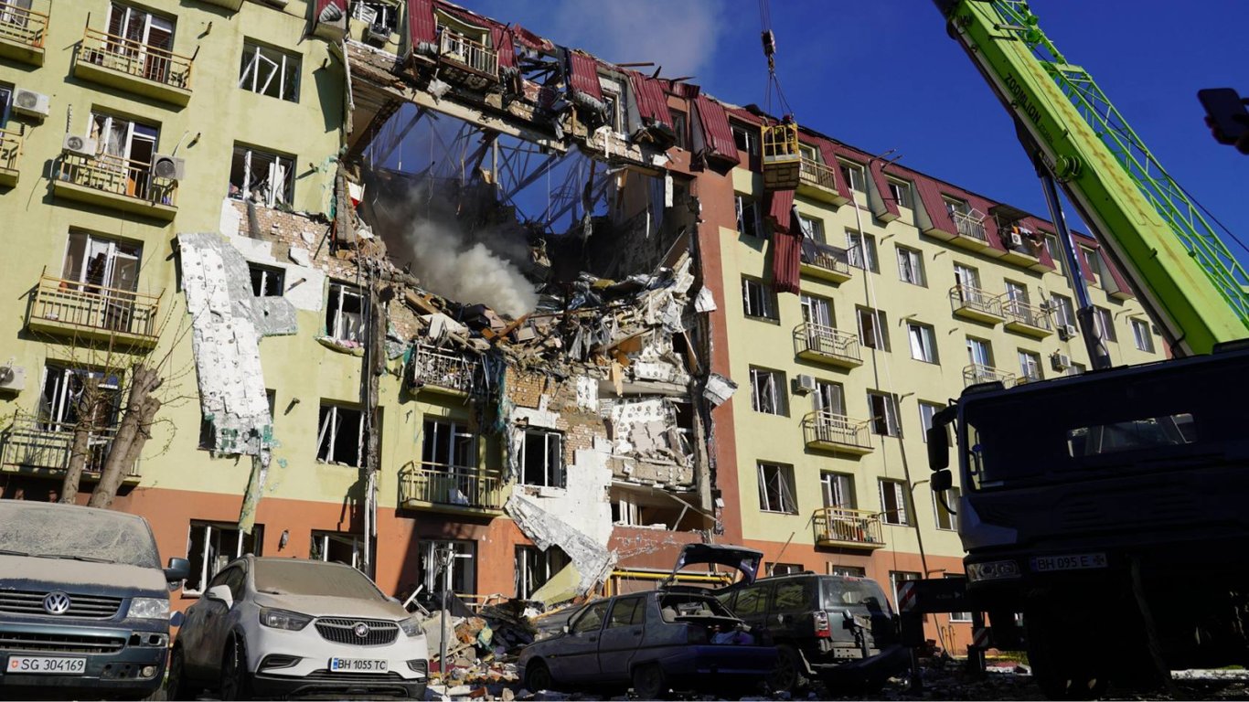 Удари по Одесі: знищений дитячий садок та гуртожиток (фото)