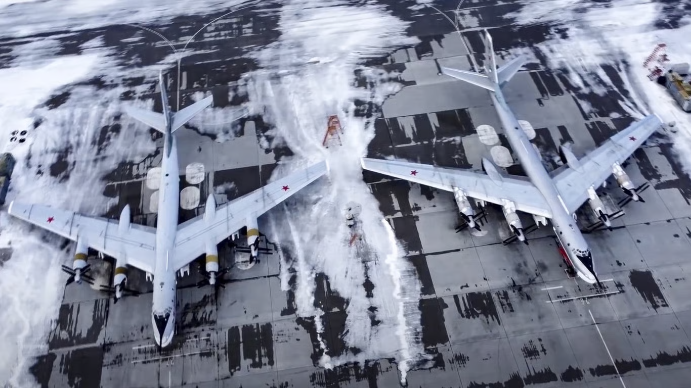 Разведка Британии показала попытки РФ "спрятать" от Украины свои самолеты