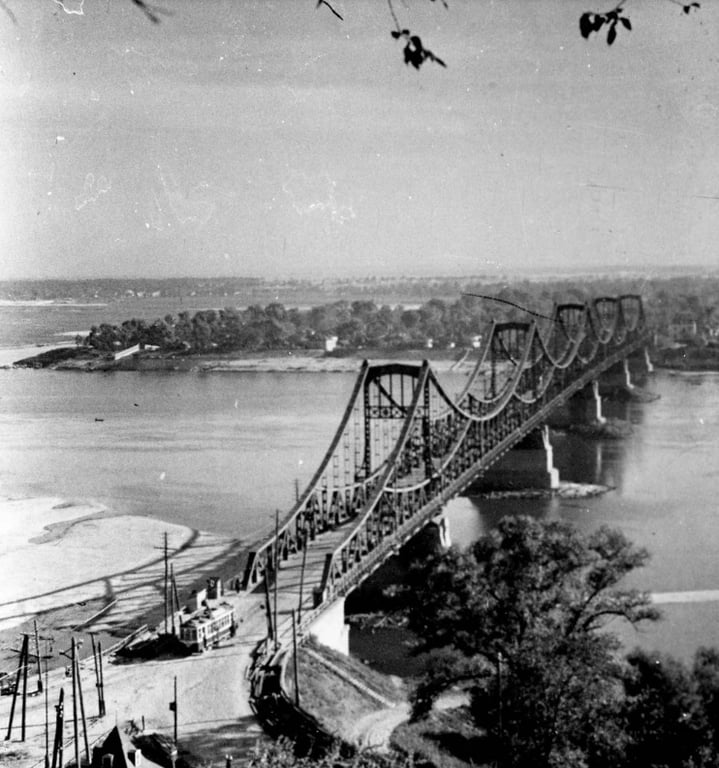 Открытый в 1925 году мост Евгении Бош в Киеве - фото