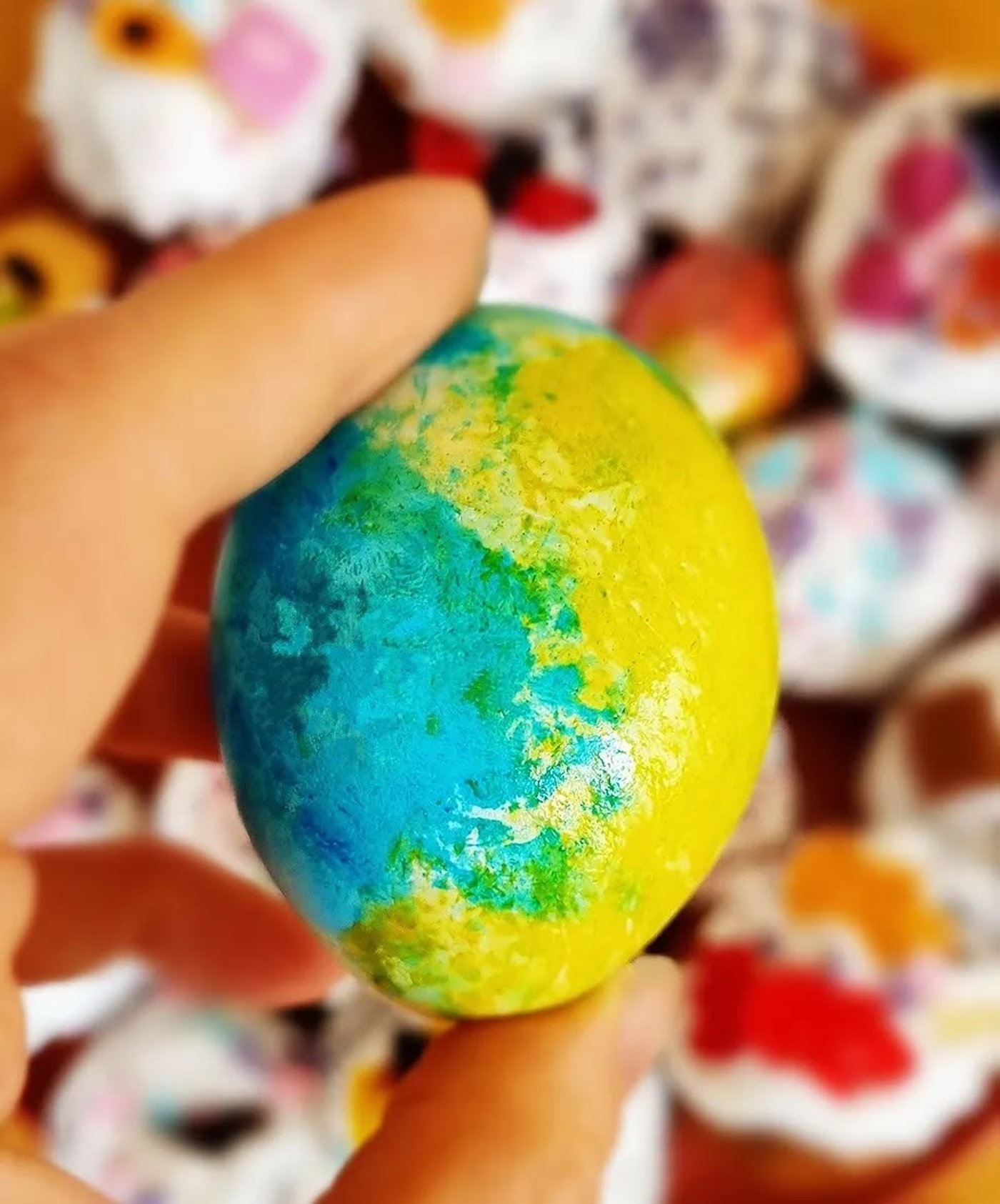 Жовто-сині крашанки на Великдень 2025