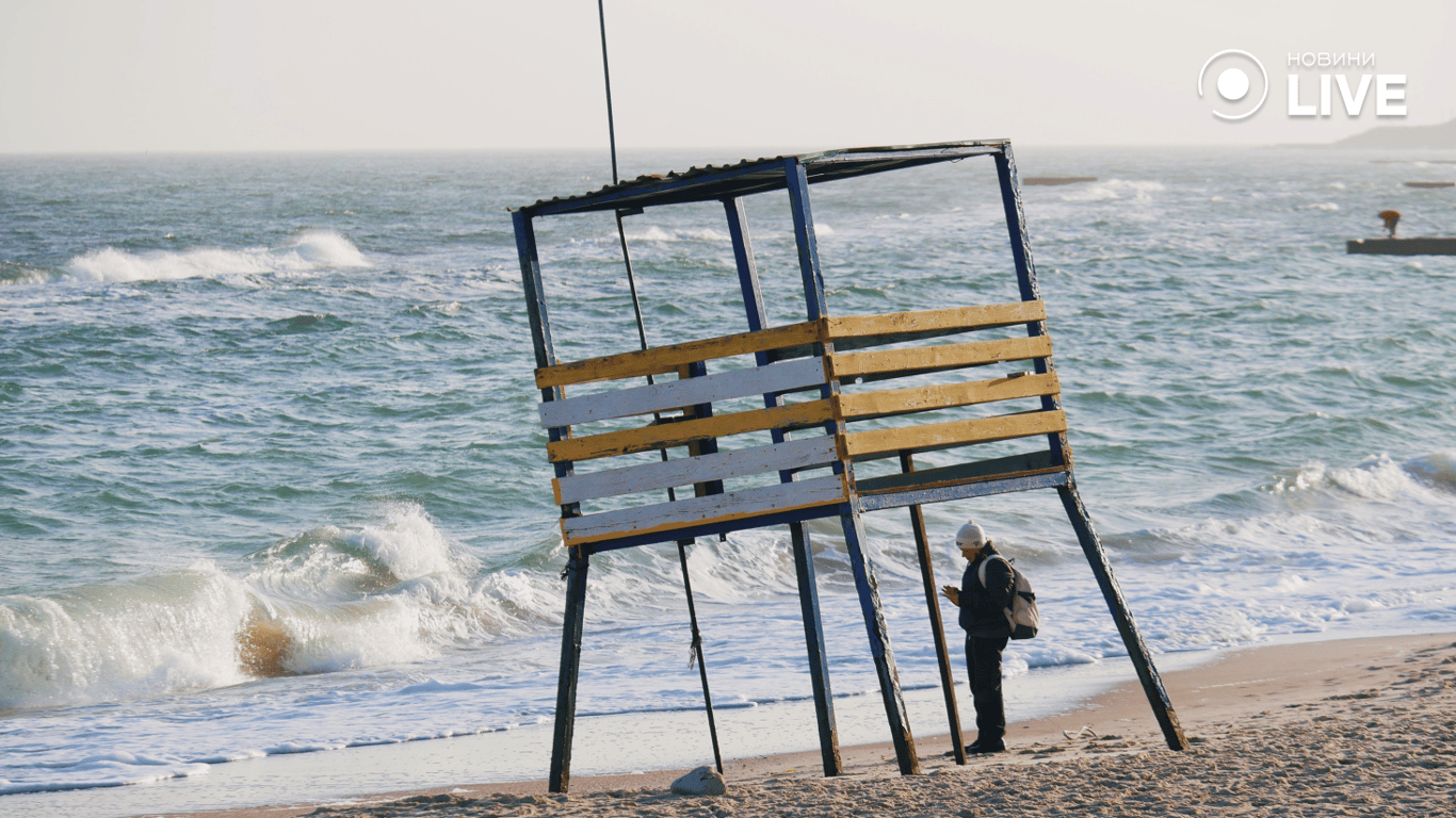 Чоловік біля рятувального пункту восени