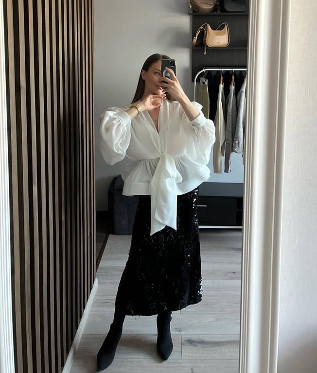 Біла блузка - базова річ цього гардеробу