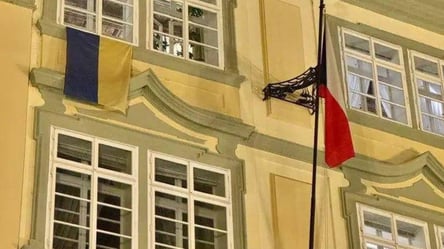 Спикер Чехии снял флаг Украины с парламента — его вернули - 290x160