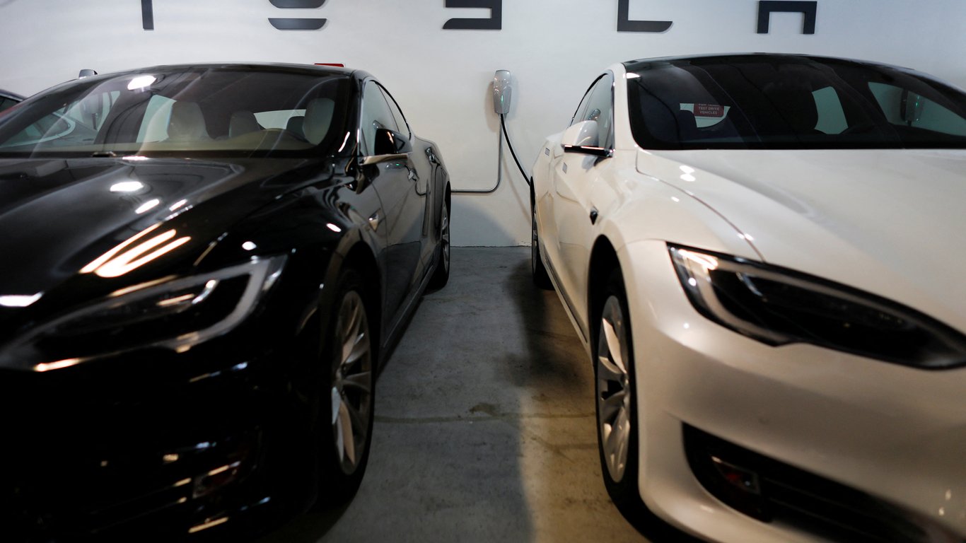 У США Tesla відновлює замовлення на версію Model 3 за нижчою ціною