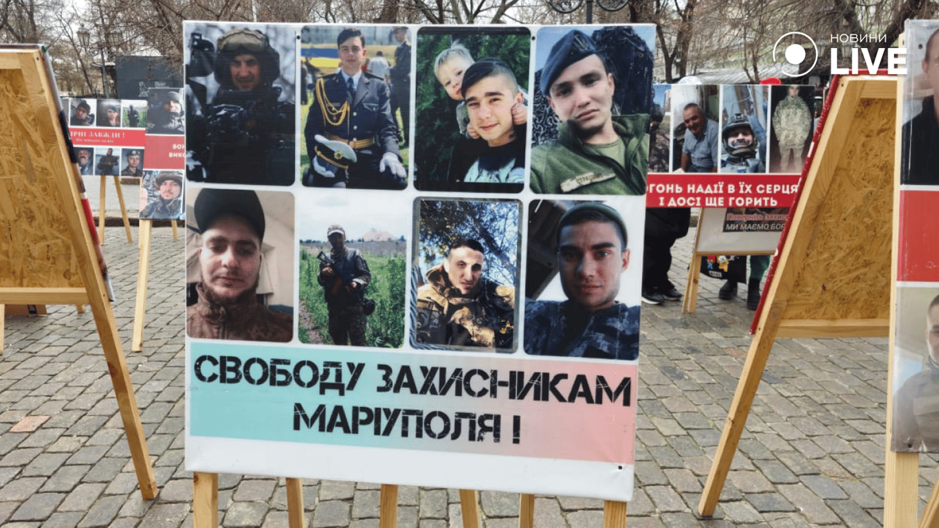 Стенд з обличчями захисників в Одесі