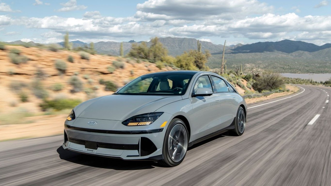 Не Tesla: какой электромобиль имеет самую быструю зарядку в 2023 году