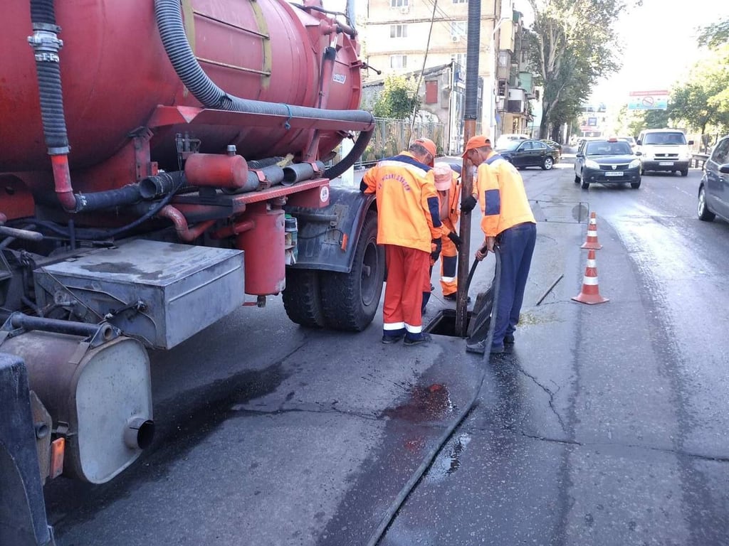 Комунальники ремонтують дороги. Фото: КП "Міські дороги"
