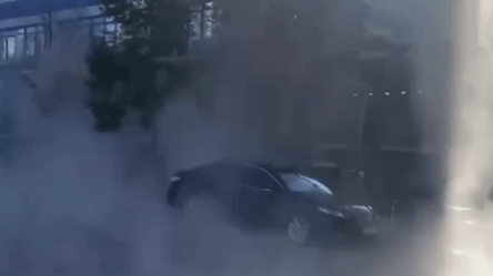 Улицы Киева залило кипятком из-за прорыва теплотрассы — видео - 285x160