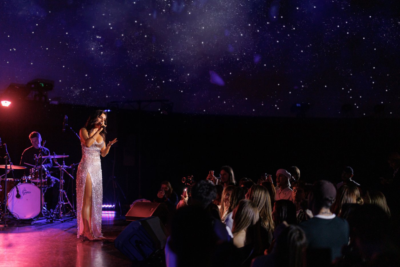 Анна Трінчер представила пісню Зірочка палай у Планетарії - фото