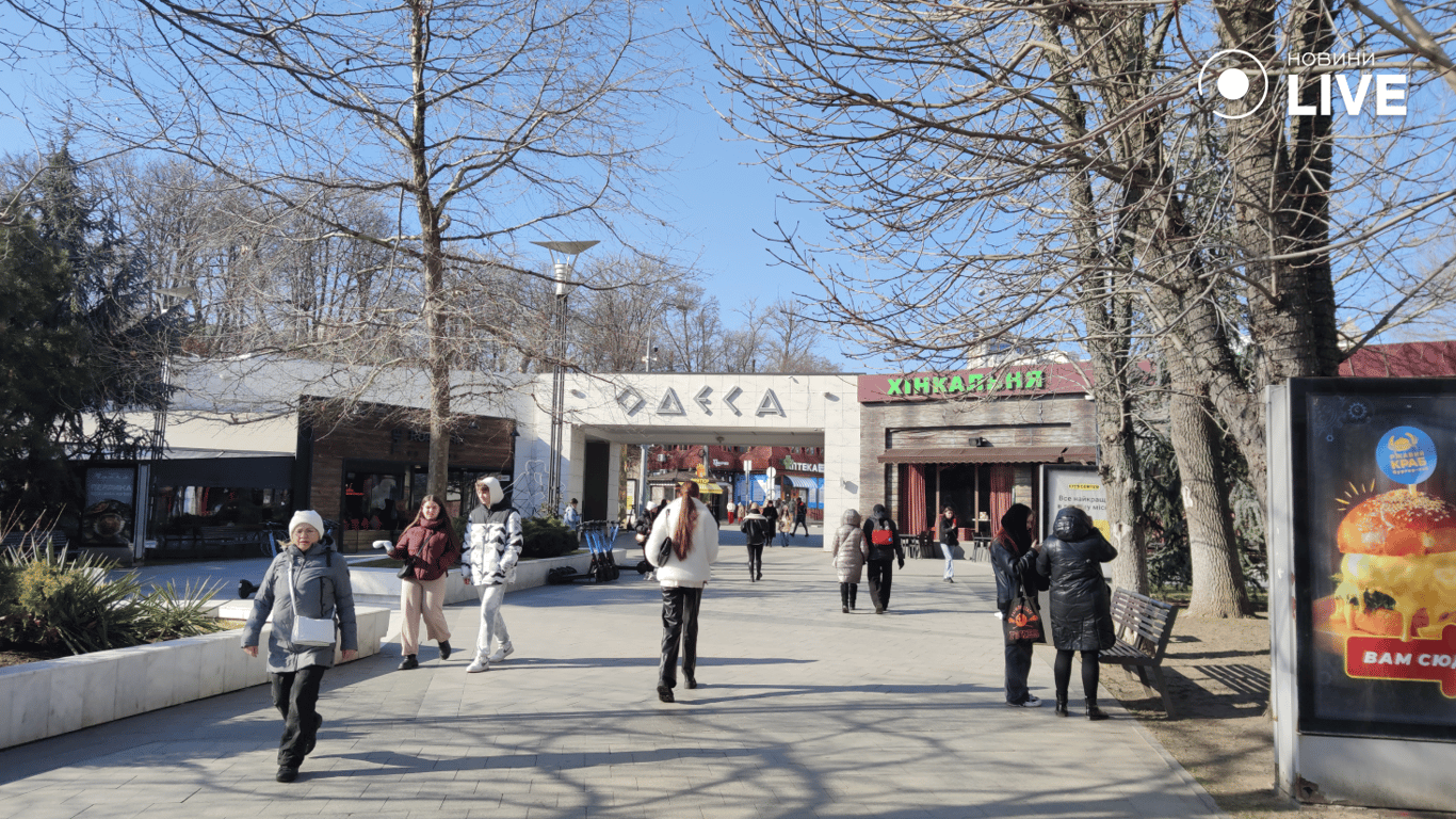 Ясна погода зібрала натовпи одеситів на узбережжі — фоторепортаж - фото 4