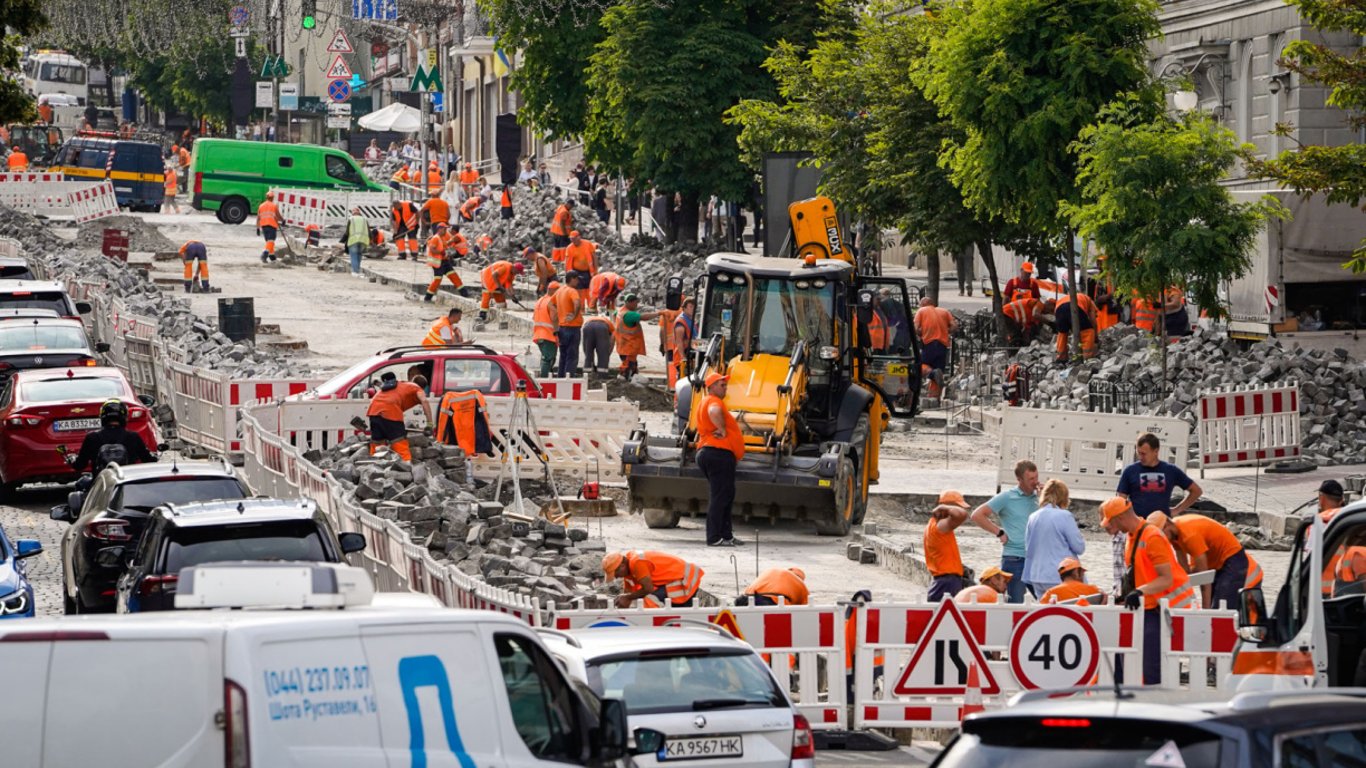 Ремонт брусчатки в Киеве: украинцы возмутились масштабным ремонтом дорог во время войны