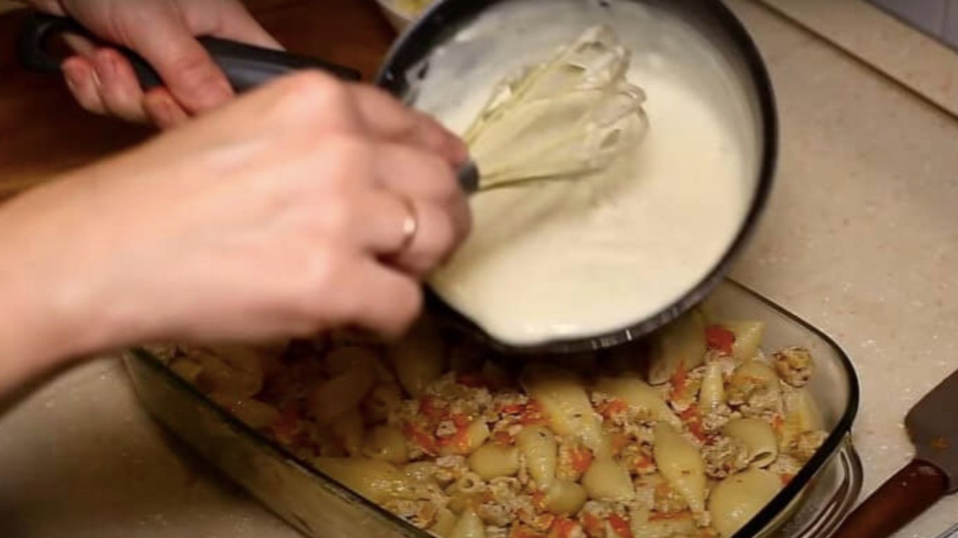 швидка запіканка з макаронами та фаршем