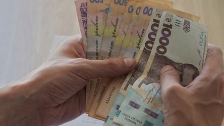 Українцям виплачують по тисячі гривень щомісяця – хто і як може отримати - 285x160