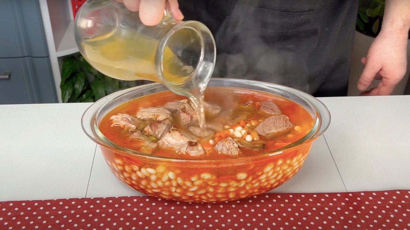 смачний рецепт квасолі з м'ясом у духовці