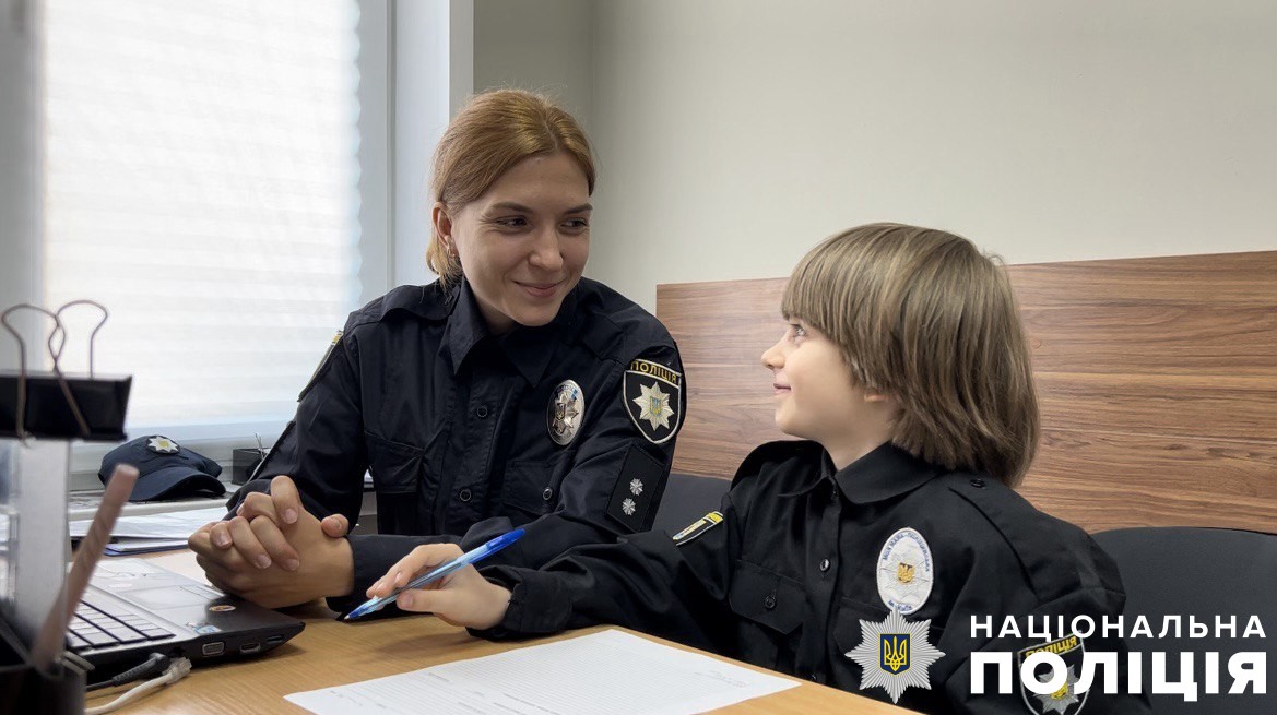 хлопчик у поліцейській фомі