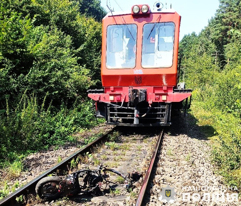 потяг збив скутеру