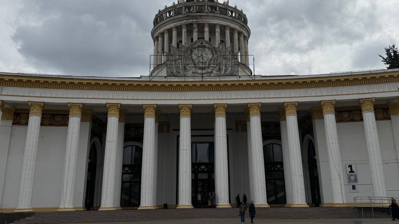 Исследователи предложили варианты будущего "серпа и молота" на ВДНХ