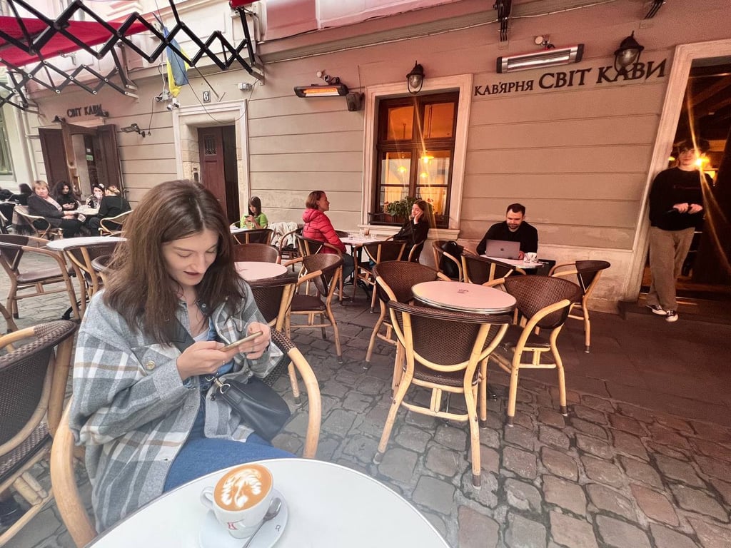 Посетители кафе. Фото: Новости.LIVE. Марта Байдака