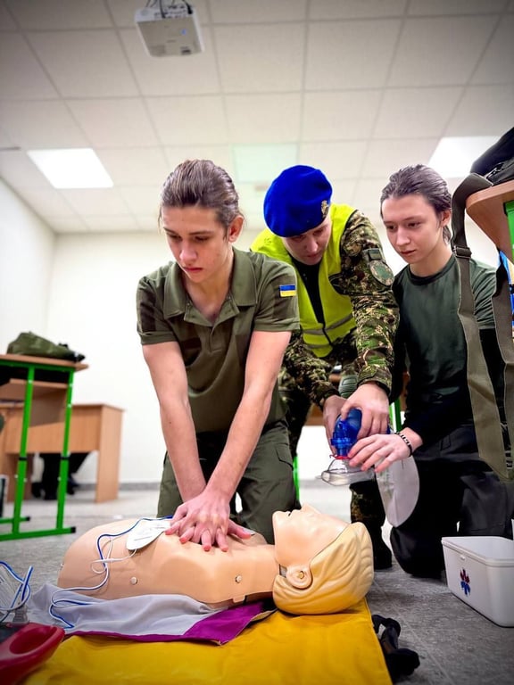 Впервые в стране — одесские школьники получили военное снаряжение - фото 3