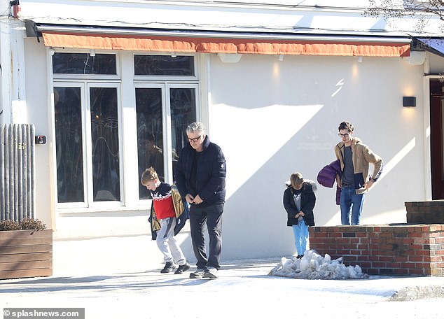 Актер Алек Болдуин с детьми. Фото: Splashnews.com