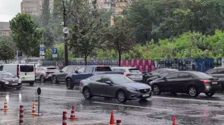 Непогода парализовала Киев — дороги столицы превратились в реки - 285x160